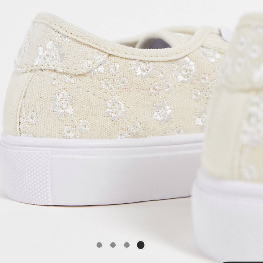 Lace up sneakers in natural embroidery